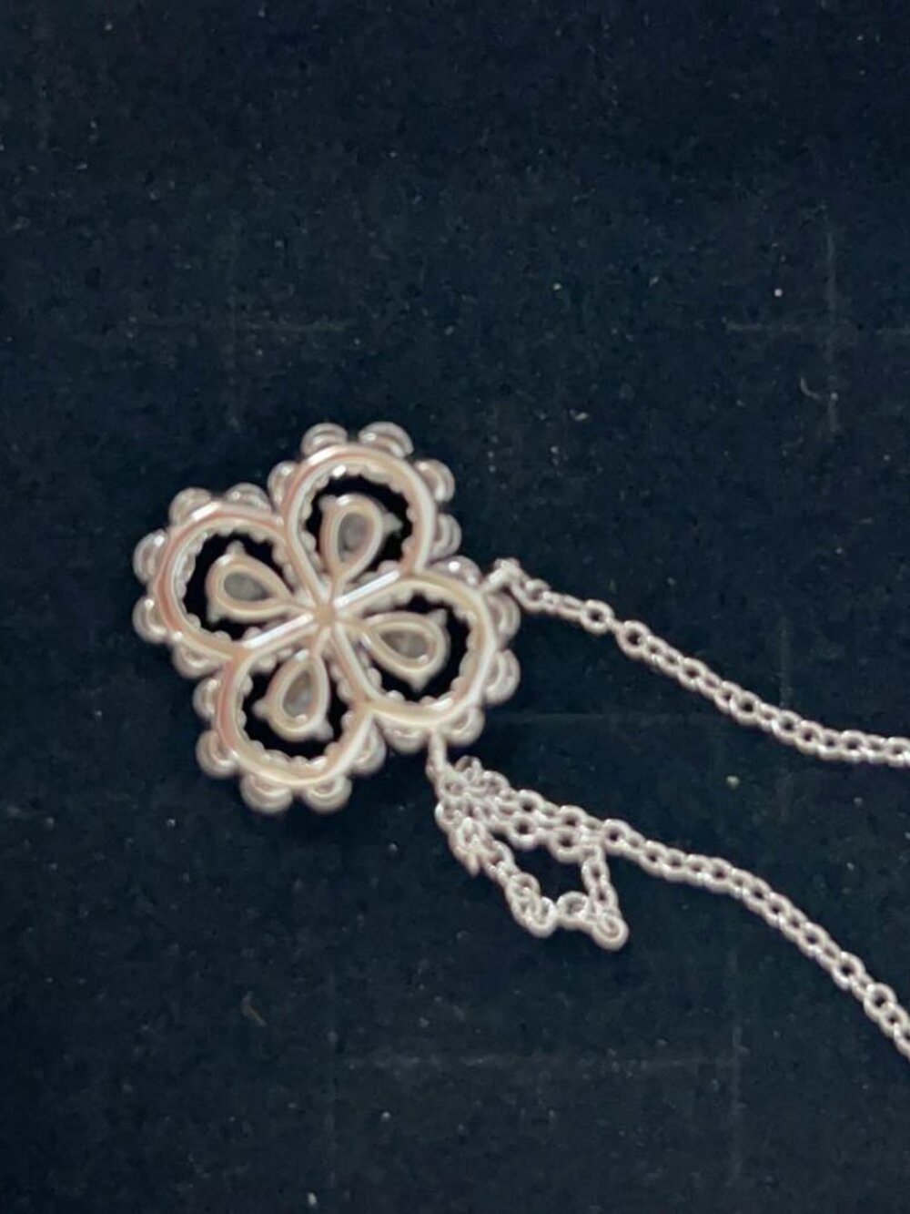 HW Four‑Leaf Clover Necklace Floral Full‑Diamond Pendant Premium Clavicle Chain - Picture 3 of 5
